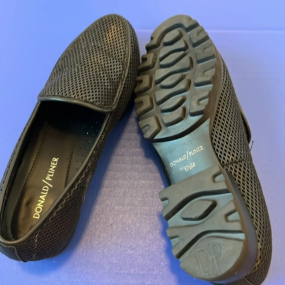 Women’s Donald J Pilner‎ Black Leather loafers Size 6.5 M -flawed